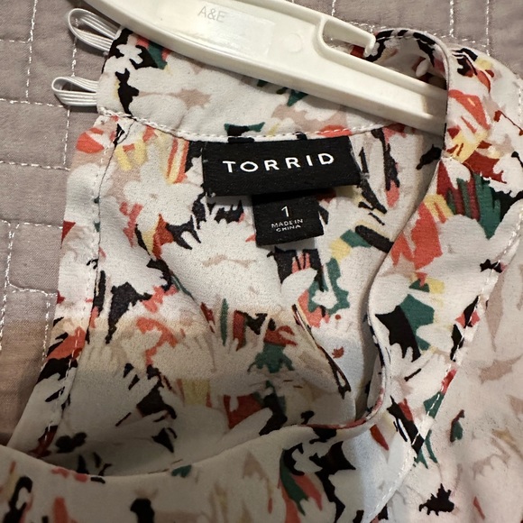 Torrid White Floral Short Sleeve Keyhole Blouse - Picture 7 of 9